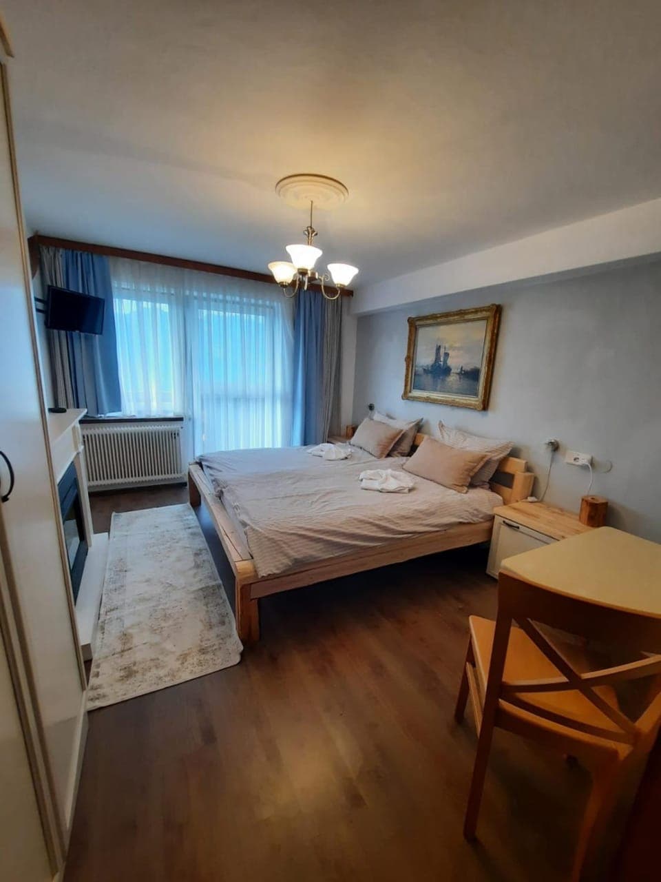 Photo of the whole room, Bedroom