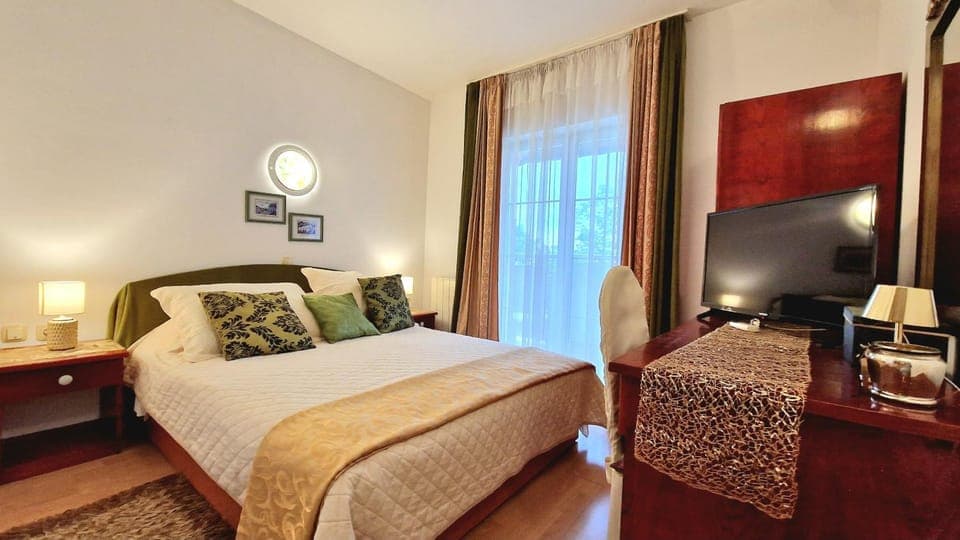 Bed, TV and multimedia