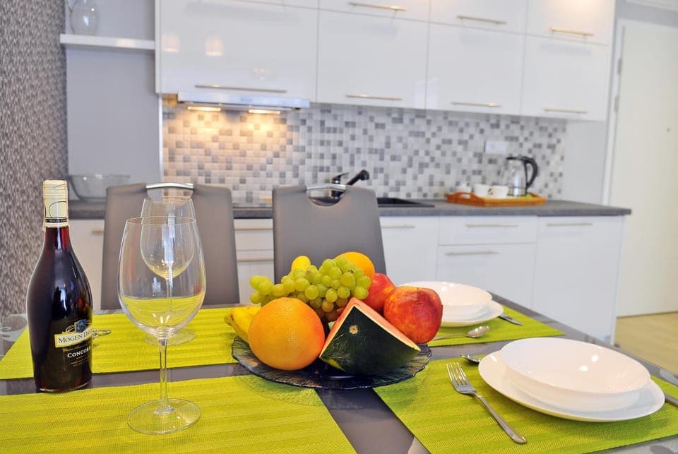 Coffee/tea facilities, Kitchen or kitchenette, Living room, Seating area, Dining area