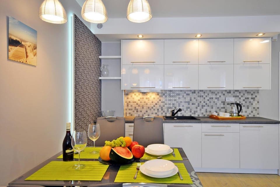 Coffee/tea facilities, Kitchen or kitchenette, Living room, Seating area, Dining area