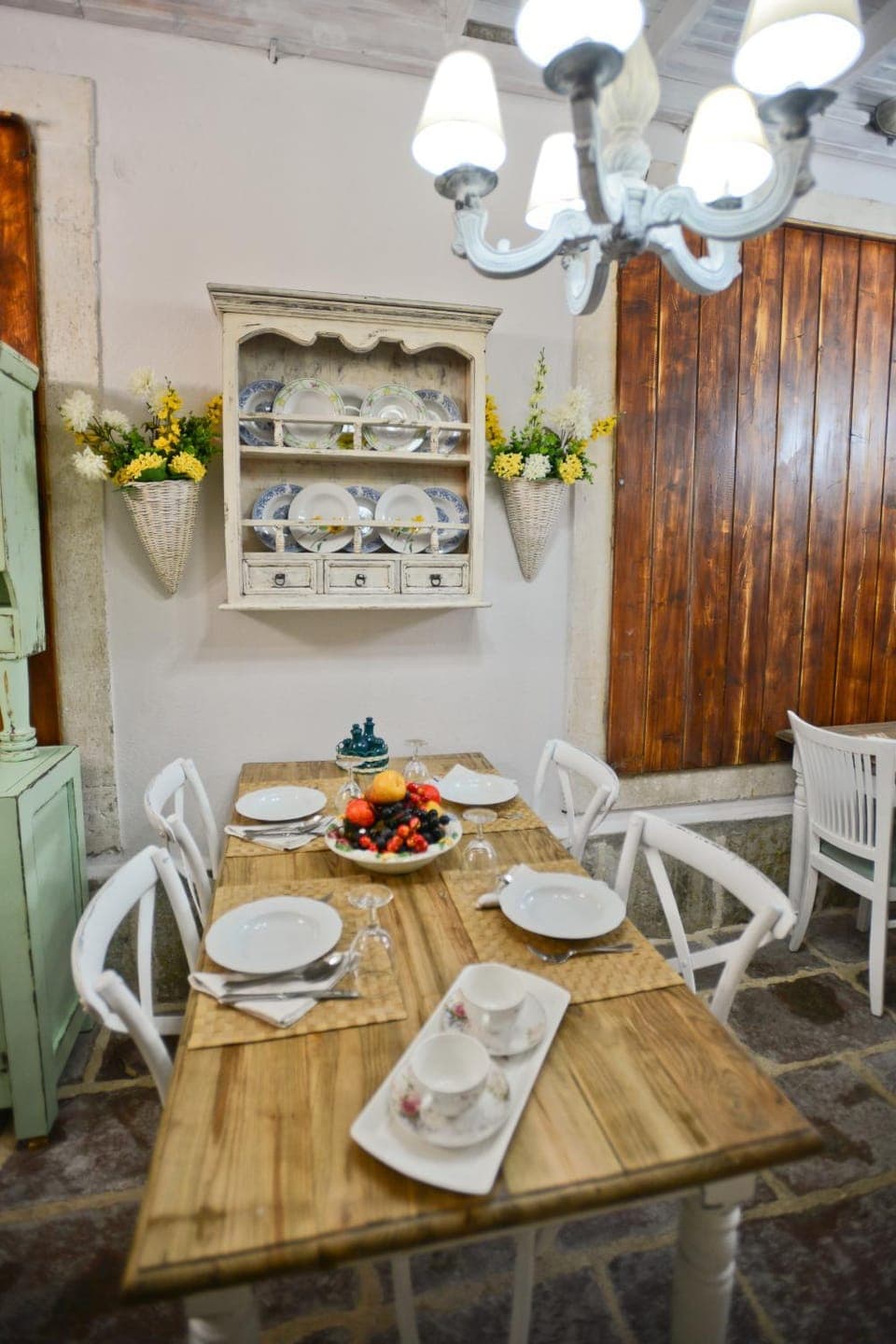 Restaurant/places to eat, Food and drinks, Seating area, Food