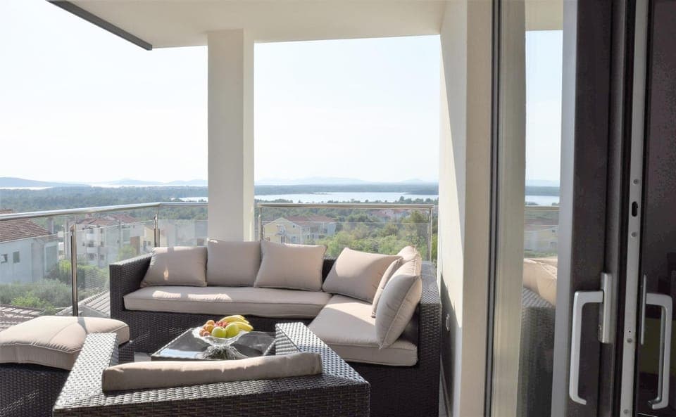 Balcony/Terrace, Balcony/Terrace, Decorative detail, Seating area, Dining area, Sea view