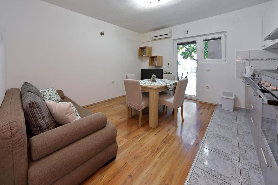 Kitchen or kitchenette, Living room, Seating area, Dining area, pet friendly, stove