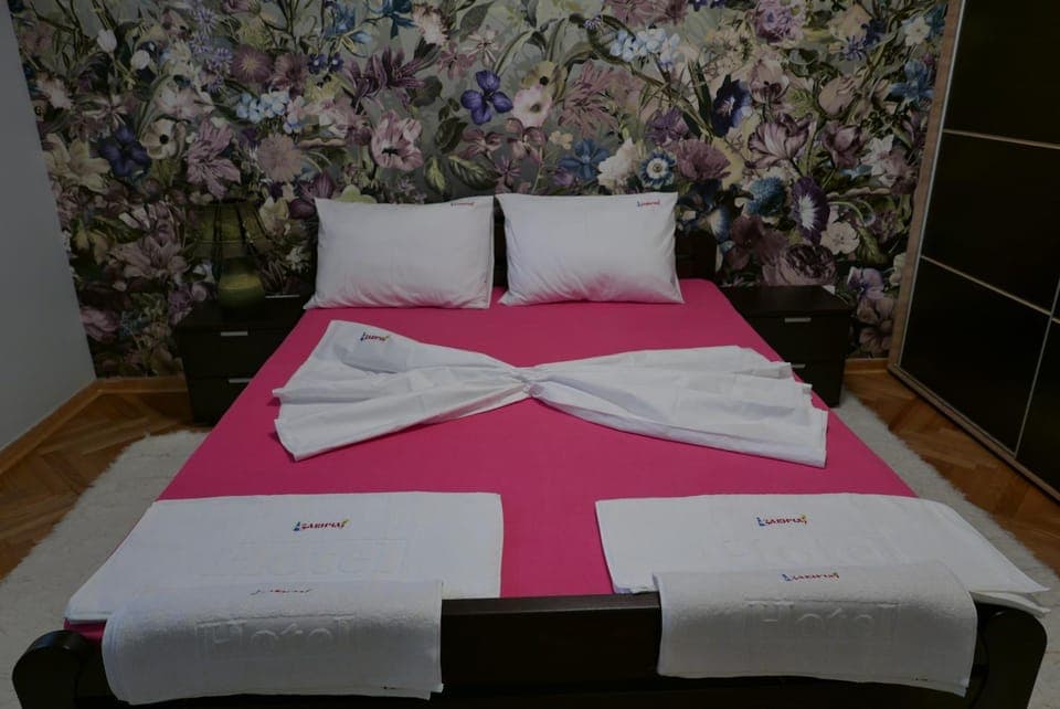 Bed, Bedroom, River view, Street view