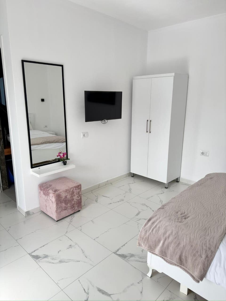 Bed, TV and multimedia, Photo of the whole room, Bedroom, wardrobe