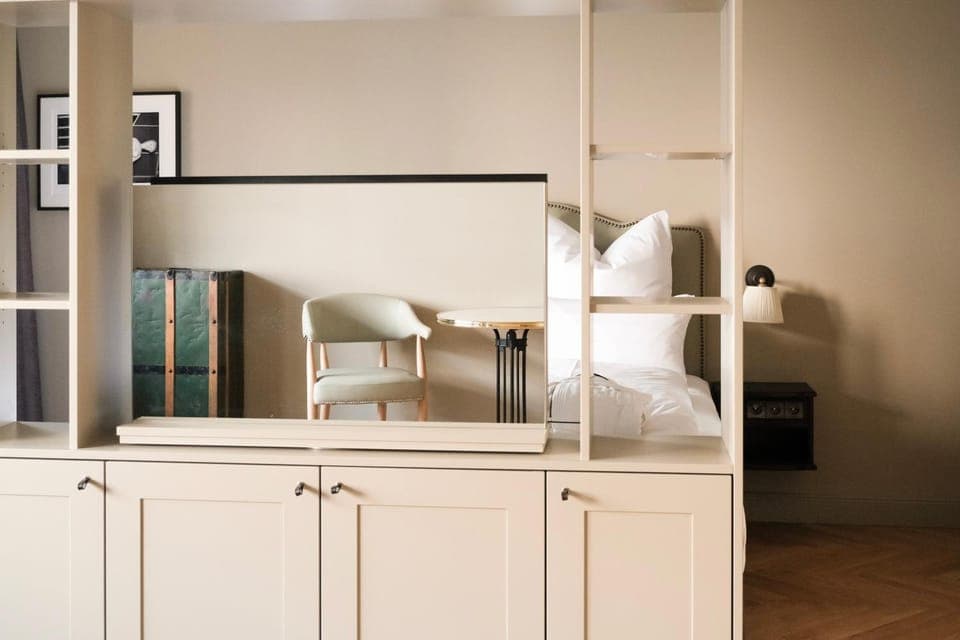 Photo of the whole room, Decorative detail