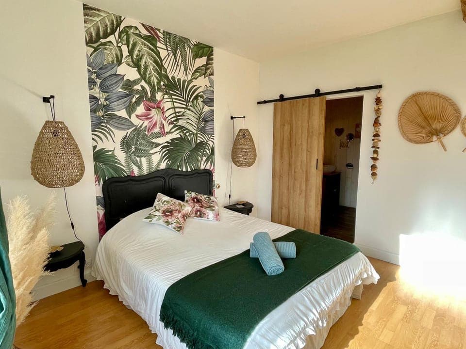 Photo of the whole room, Bedroom