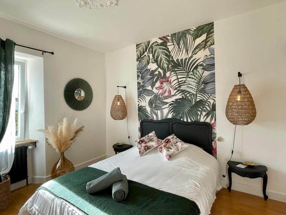 Photo of the whole room, Bedroom