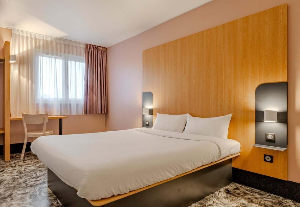 Bed, Photo of the whole room, Bedroom, acessibility