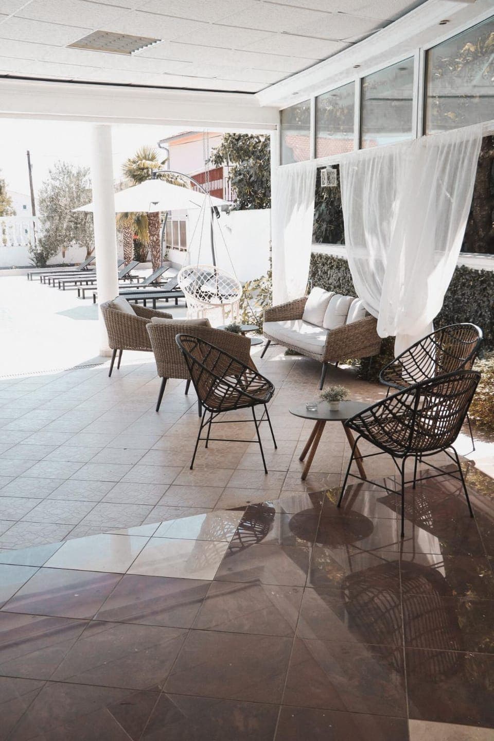 Day, Seating area