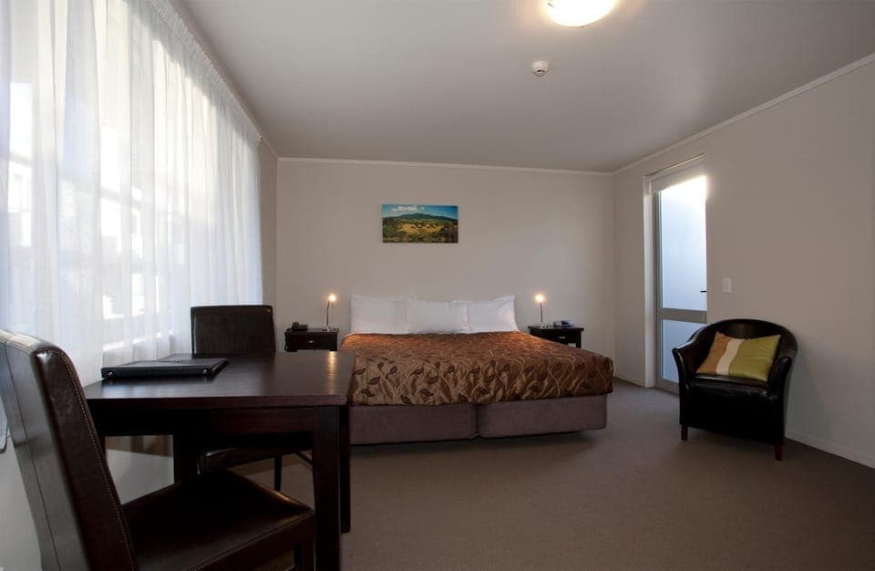 Bed, Day, Photo of the whole room, Seating area