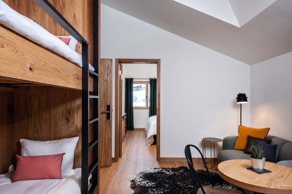 Photo of the whole room, Decorative detail