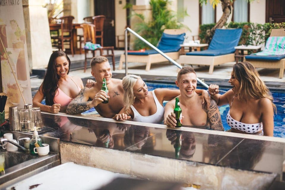 People, Lounge or bar, Swimming pool, Alcoholic drinks