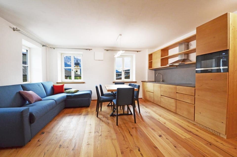 Kitchen or kitchenette, Living room, Seating area, Dining area