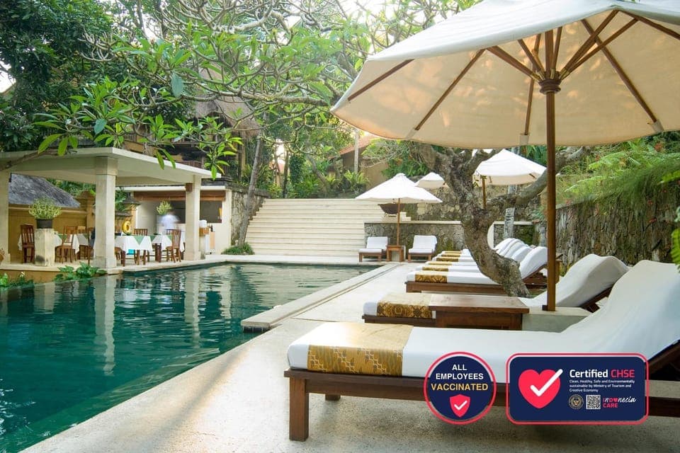 Swimming pool, sunbed