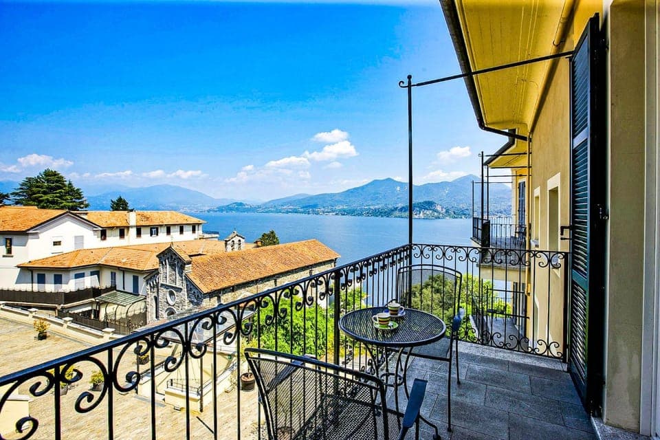 Balcony/Terrace, Lake view, Mountain view