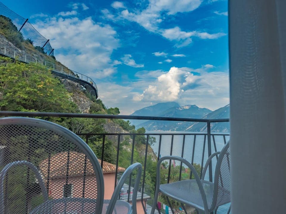 Balcony/Terrace, Lake view, Mountain view