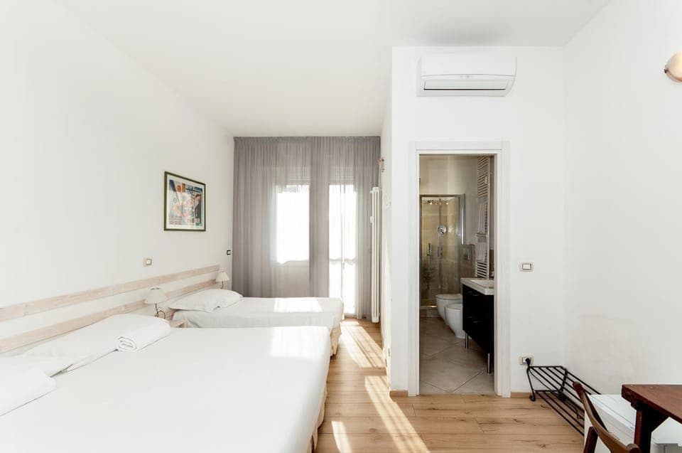 Bed, TV and multimedia, Photo of the whole room, Bedroom, towels, air conditioner