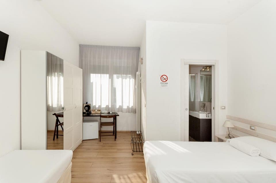 Bed, TV and multimedia, Photo of the whole room, Bedroom, towels, wardrobe