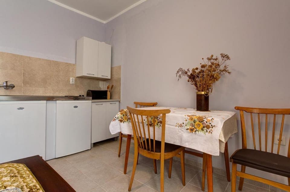 Kitchen or kitchenette, Living room, Seating area, Dining area