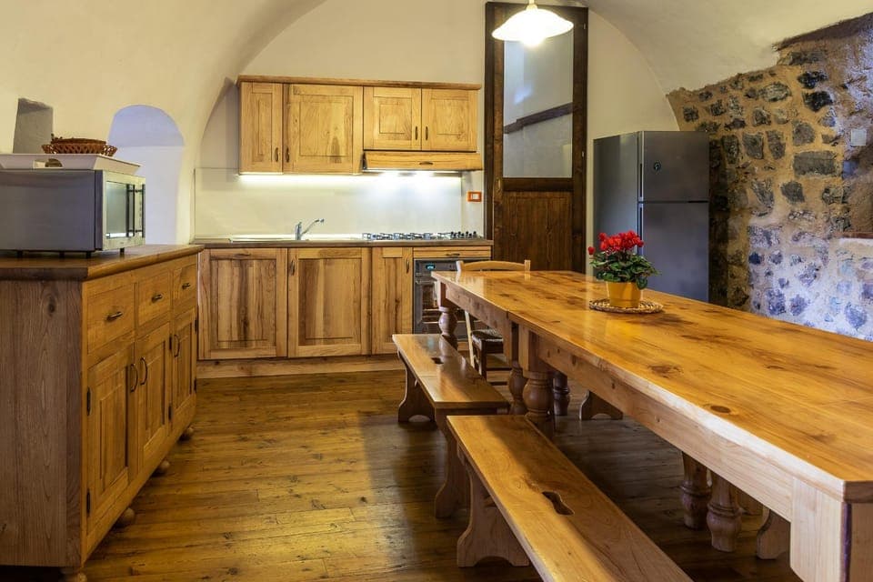 Kitchen or kitchenette, Dining area