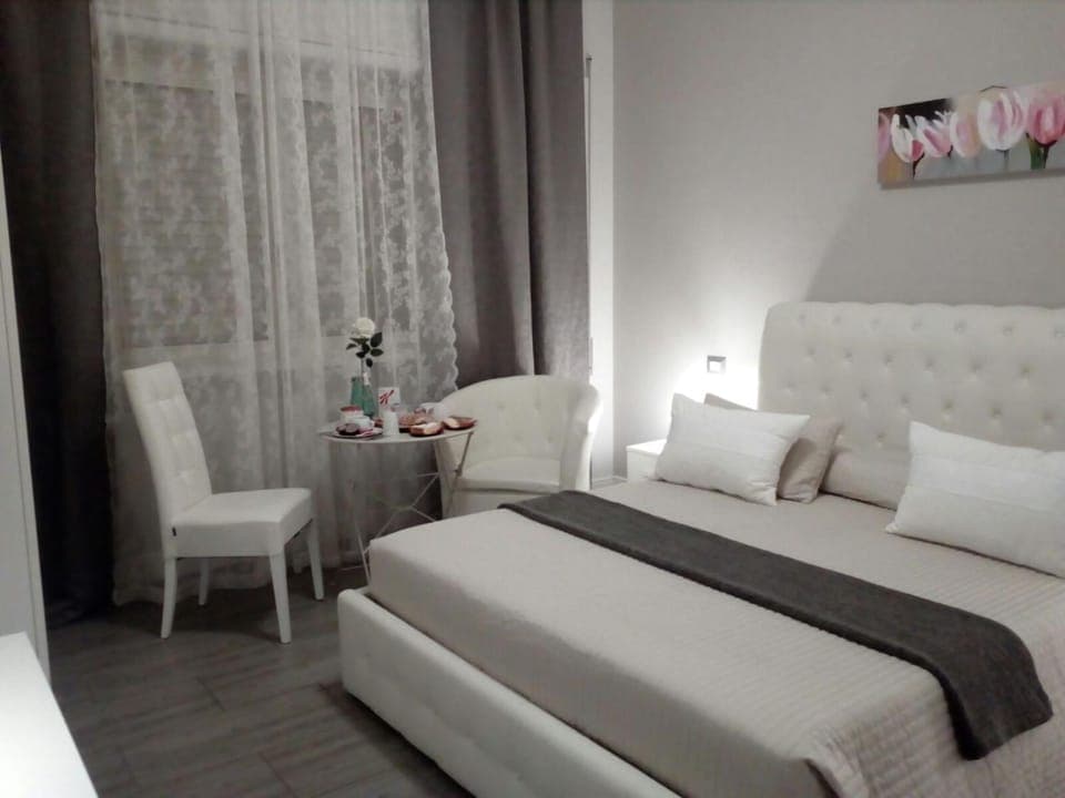 Bedroom, Continental breakfast