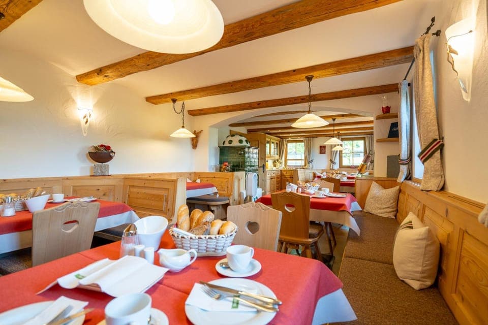 Restaurant/places to eat, Internal: Not applicable to any particular room