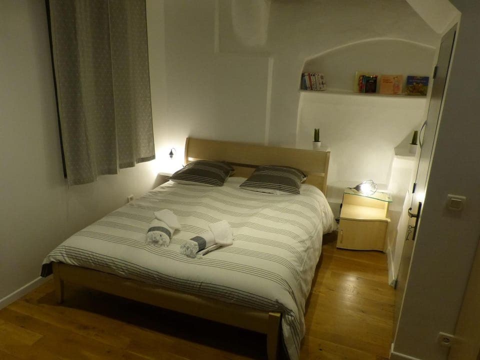 Photo of the whole room, Bedroom