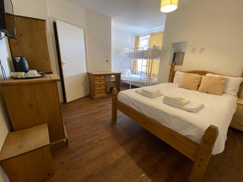 Bed, TV and multimedia, Photo of the whole room, towels, wardrobe