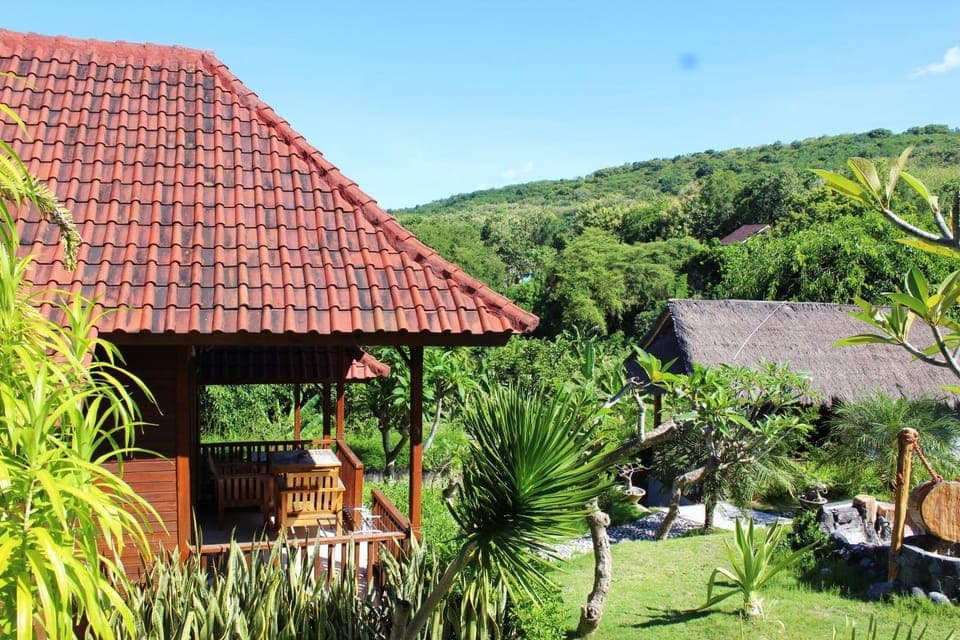 Property building, Day, Natural landscape, Garden, Garden view, Mountain view