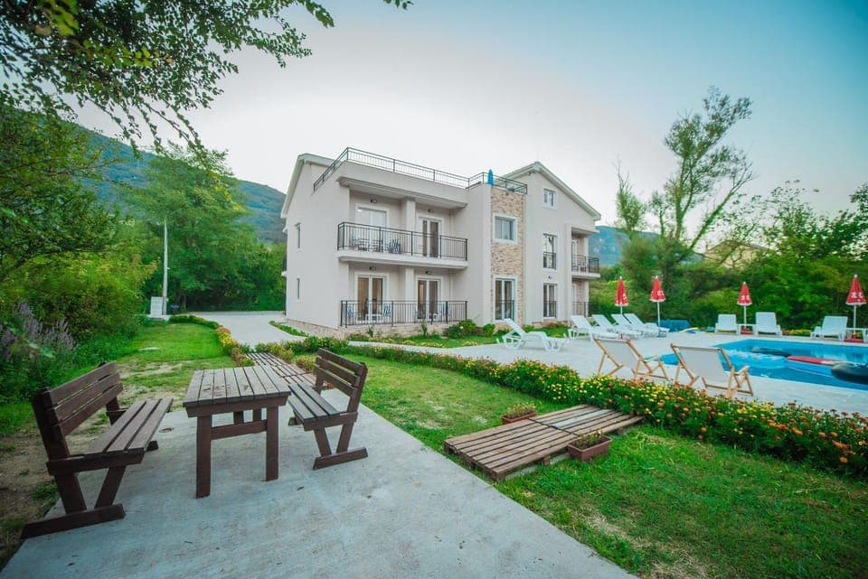 Property building, Patio, Day, Summer, Garden, On site, Swimming pool, Swimming pool, Sunrise