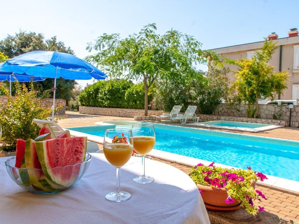 Shower, Patio, Day, Summer, Balcony/Terrace, Seating area, On site, Pool view, Swimming pool, Swimming pool, Non alcoholic drinks