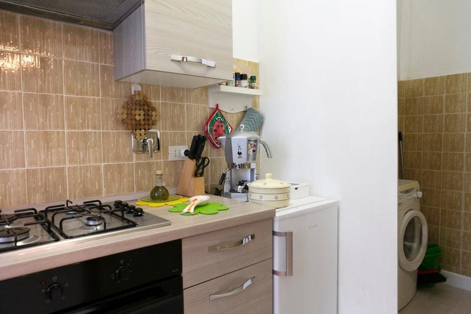 Kitchen or kitchenette, washing machine