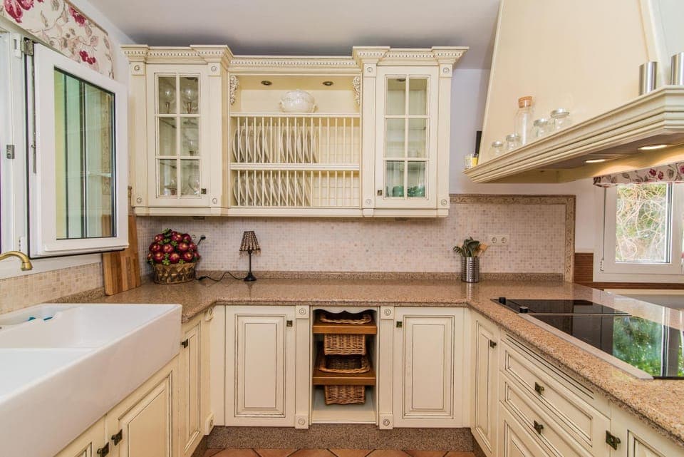 Kitchen or kitchenette, Food and drinks, Dining area, Communal kitchen, Food, Drinks