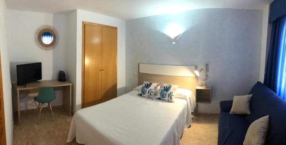 TV and multimedia, Photo of the whole room, Bedroom