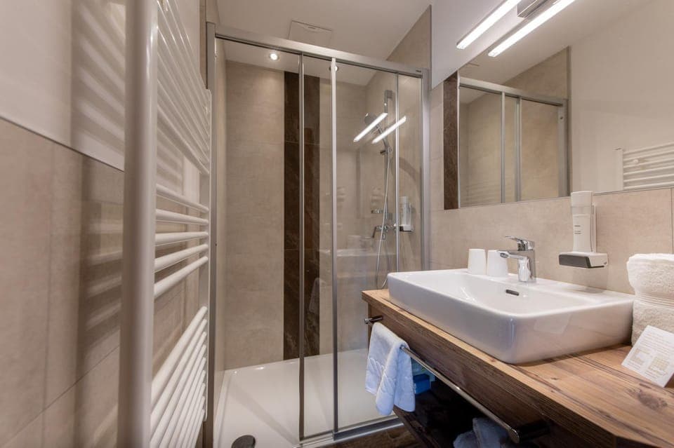 Shower, Toilet, Bathroom, towels