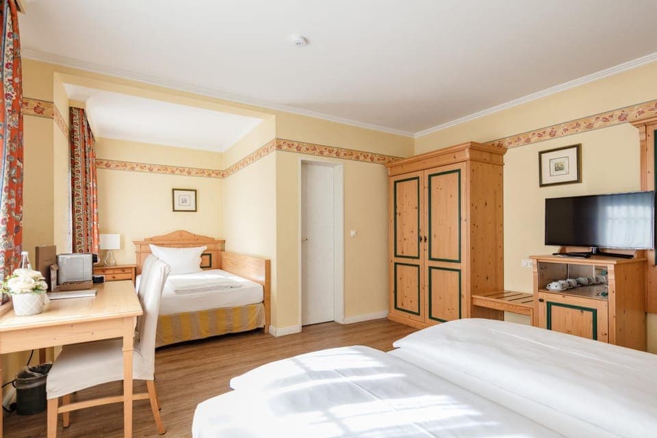 Bed, TV and multimedia, Photo of the whole room, Bedroom, minibar, wardrobe