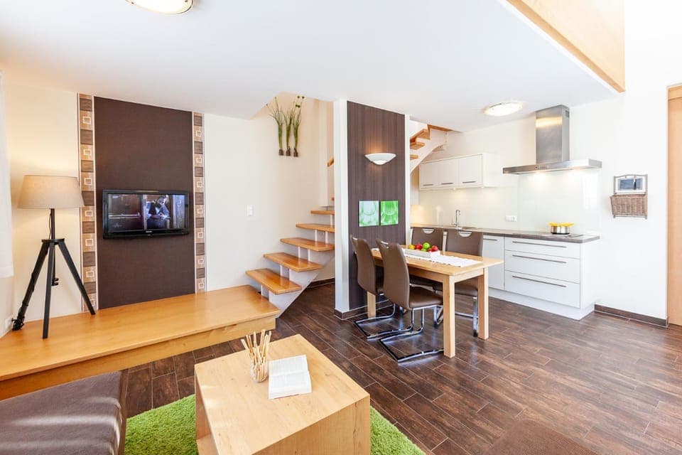 TV and multimedia, Kitchen or kitchenette, Living room, Seating area, Dining area