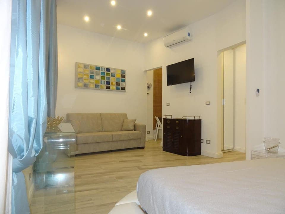 Bed, TV and multimedia, Photo of the whole room, Seating area, air conditioner