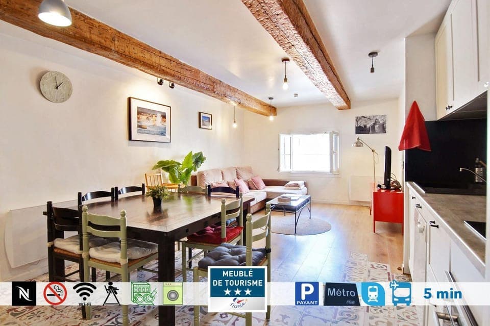 TV and multimedia, Coffee/tea facilities, Kitchen or kitchenette, Living room, Seating area, Dining area