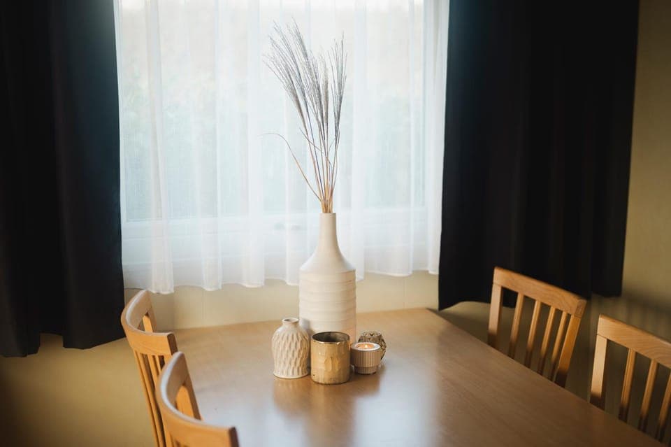 Property building, Decorative detail, Seating area, Dining area