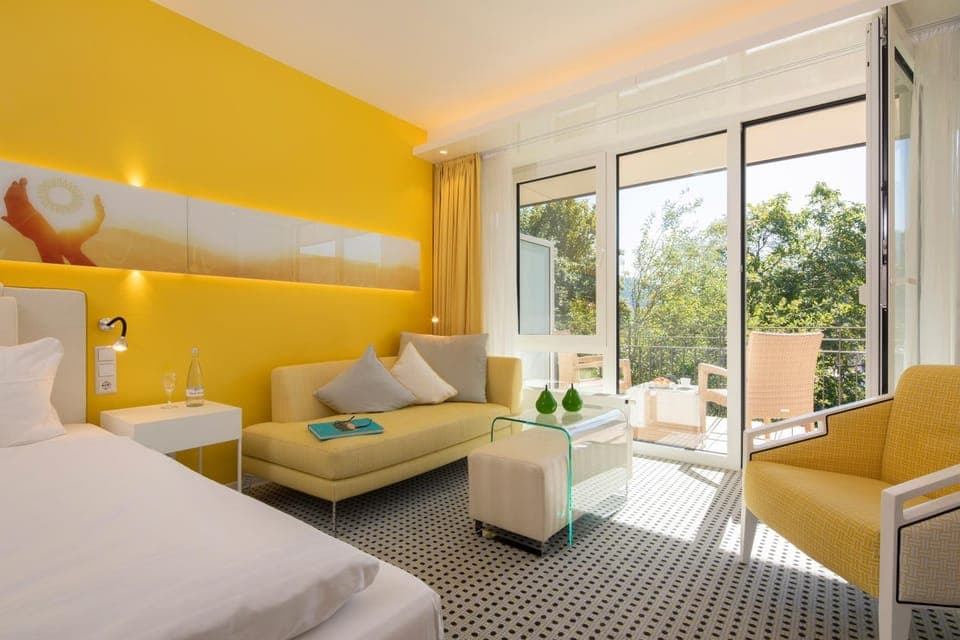 Photo of the whole room, Seating area