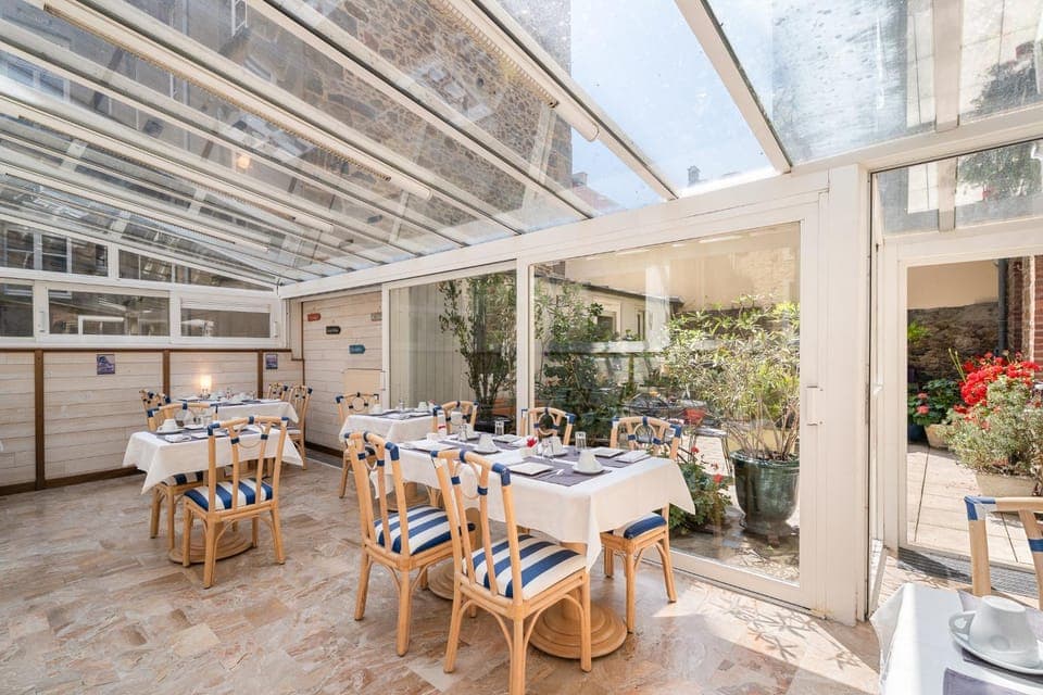 Patio, Restaurant/places to eat, Day, Dining area