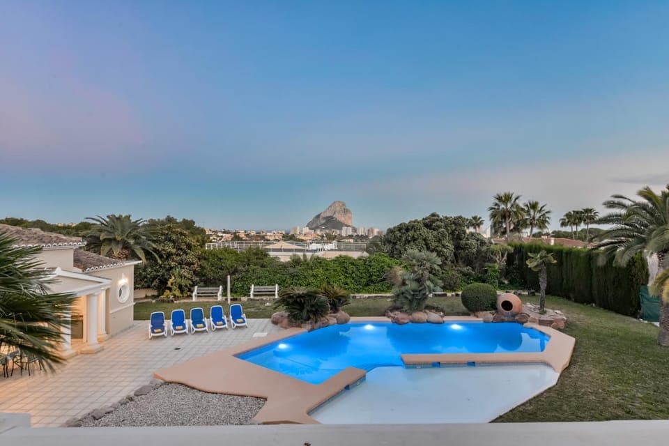 Nearby landmark, Swimming pool, sunbed