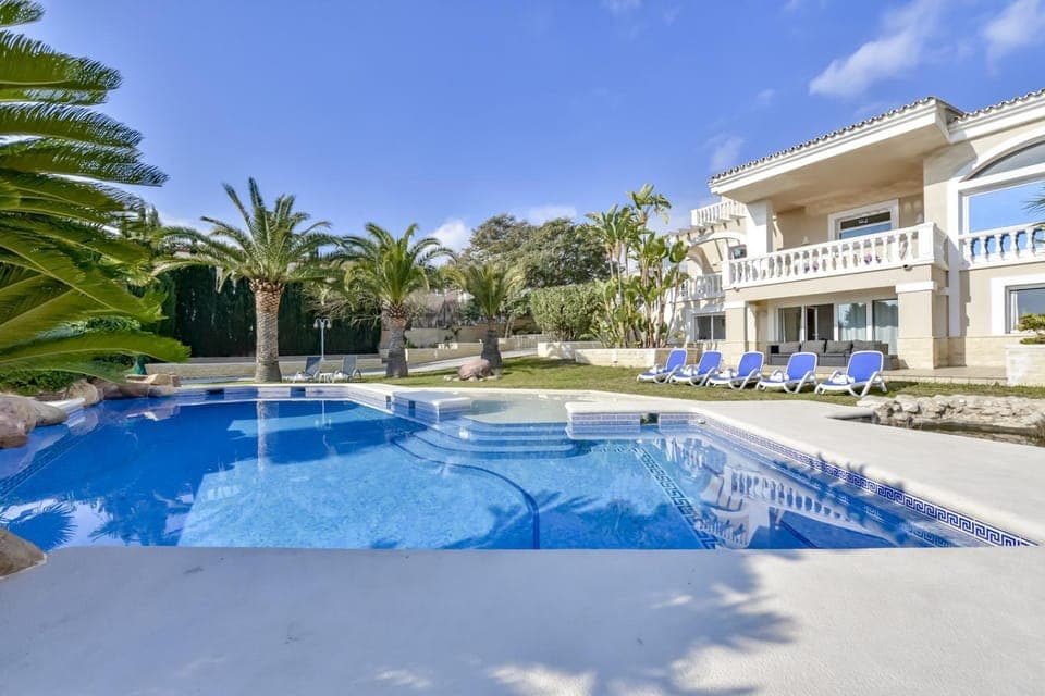 Property building, Garden, Swimming pool, sunbed