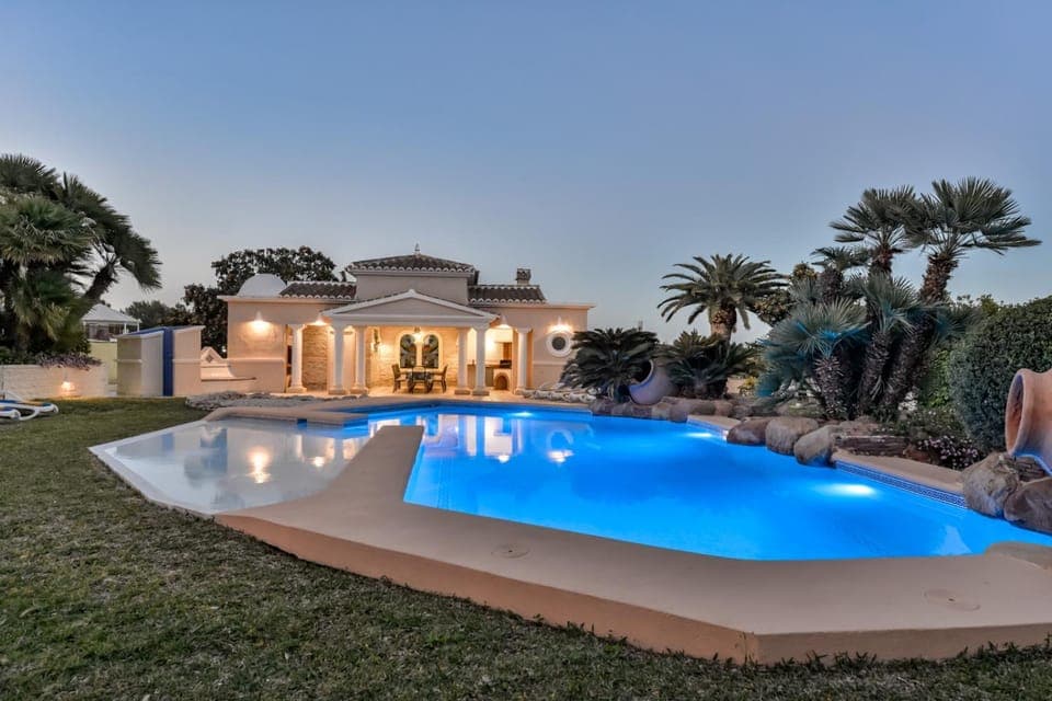 Property building, Swimming pool, sunbed