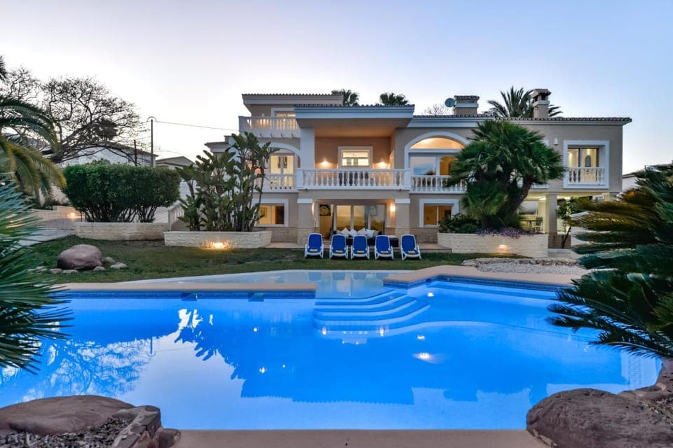 Property building, Swimming pool, sunbed