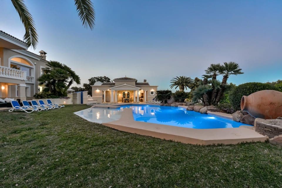 Property building, Swimming pool, sunbed