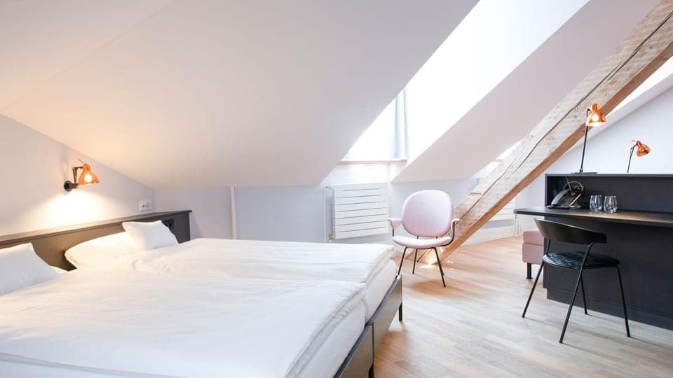 Photo of the whole room, Seating area