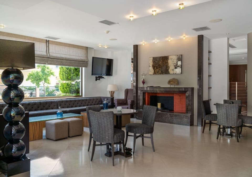 Communal lounge/ TV room, Seating area, flat iron